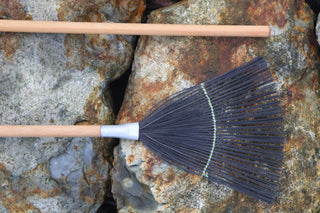 wire fly swat showing the splayed wires and to long handle